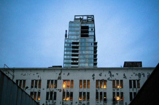 Left : Skyscraper The Edge in progress, overlooking Gilbert Cass building in renovation. PHOTO BY LINDSAY WENGLER (COURTESY GUT RENOVATION)