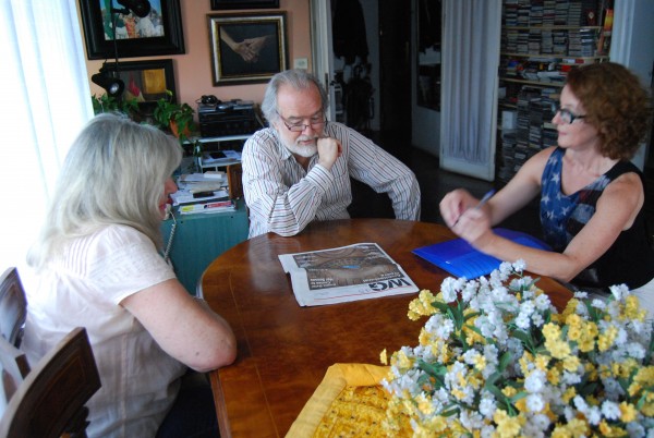 Gonzalo García-Pelayo and wife Carmen, at home with Mariola Rey and a copy of the WG News.